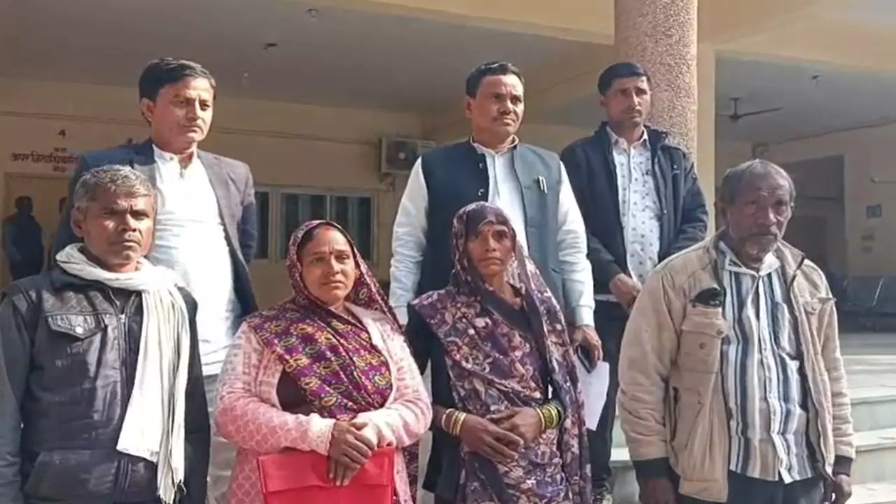 Banda MP News: चार मछुआरों की रिहाई की मांग कर रहे परिजन, सांसद निषाद ने डीएम को सौंपा ज्ञापन