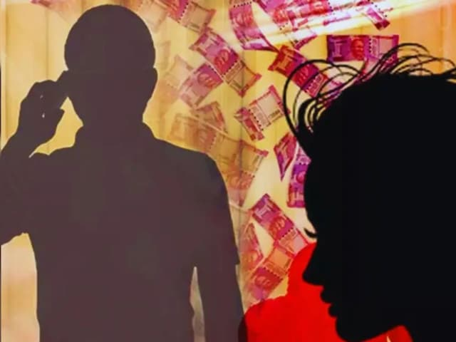 Jhansi News: झांसी का हनी ट्रैप मामला – युवती ने प्रेमजाल में फंसाकर लाखों रुपए ठगे, अदालत के आदेश पर FIR दर्ज