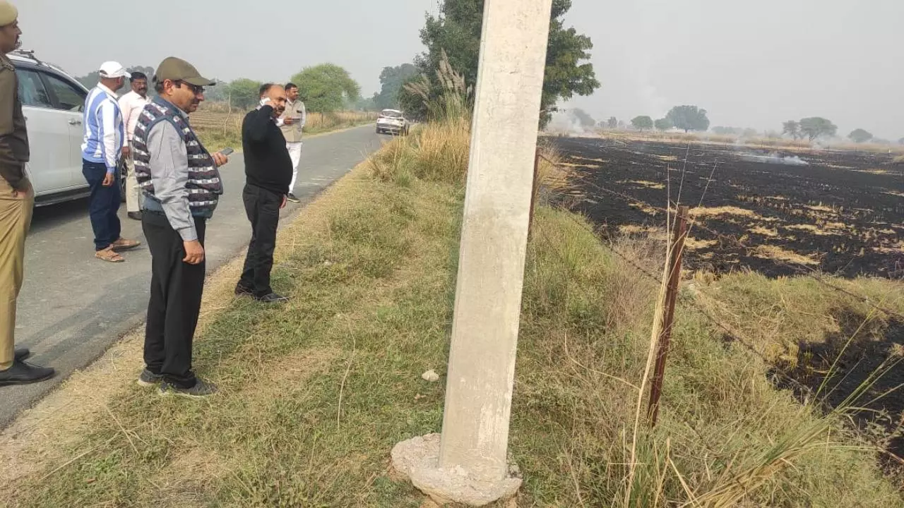 Jalaun News: पराली जलाने वाले तीन किसान पकड़े गए, लापरवाह कर्मचारियों पर भी कार्रवाई