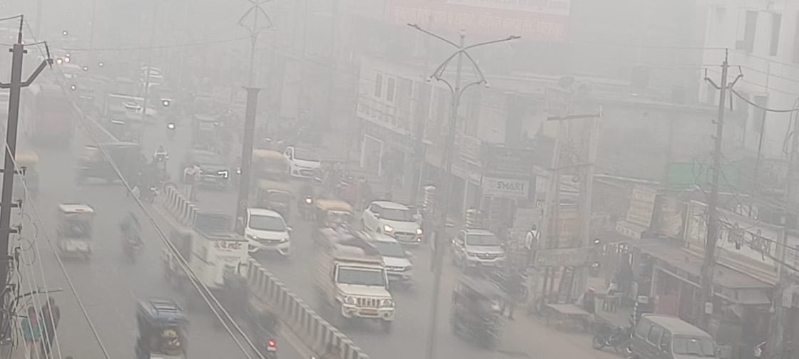 कोहरे का कहर: आगरा-जयपुर हाईवे पर 6 वाहन भिड़े, बस चालक गंभीर घायल