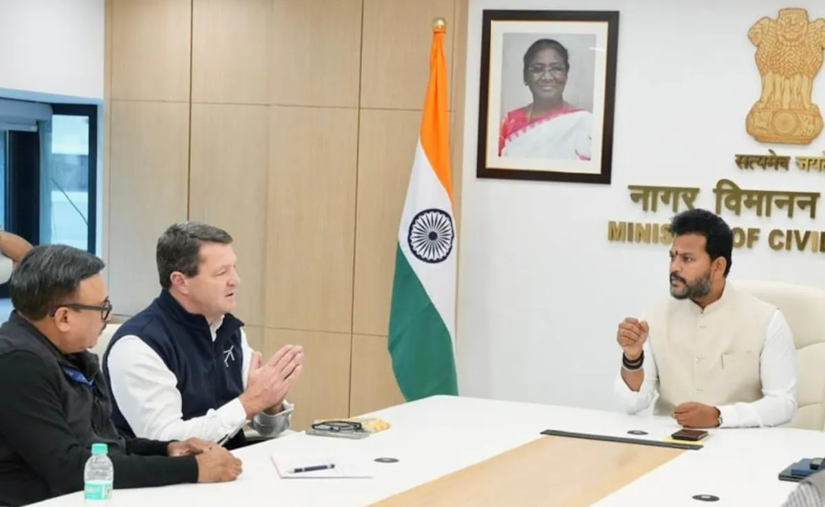 इंडिगो के CEO पीटर एल्बर्स हाथ जोड़े आए नजर, सरकार ने उड़ानों में 10% की कटौती की।