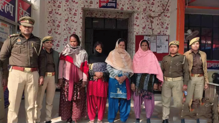 Azamgarh News: शादी समारोहों में सक्रिय अंतर्जनपदीय महिला चोरी गैंग का पर्दाफाश, चार महिलाएँ सोना-नकदी के साथ गिरफ्तार