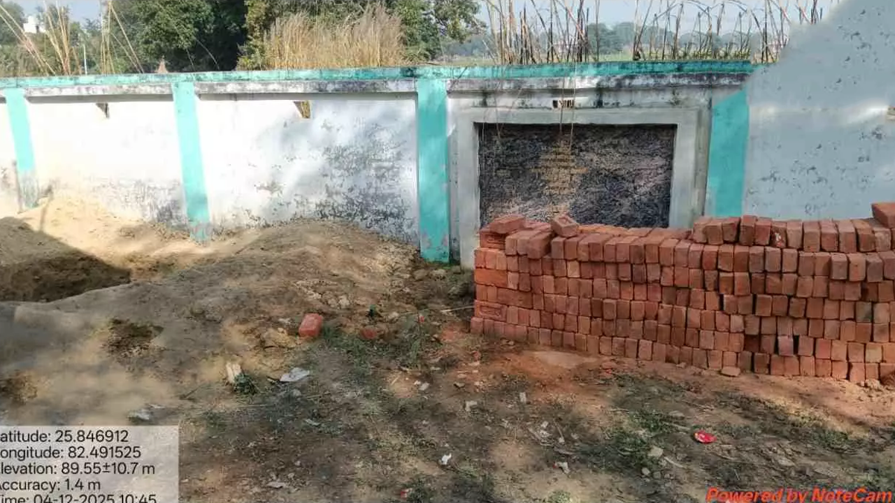 Jaunpur News: ग्राम औकां में शहीद स्मारक के पास वॉटर टैंक निर्माण पर विवाद, ग्रामीणों में रोष