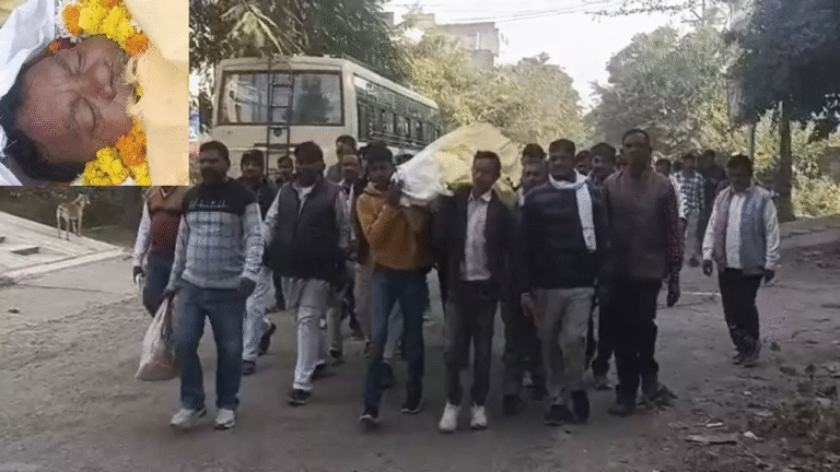 Kasganj BLO Death: SIR ड्यूटी के दौरान BLO रोहताश की मौत से गुस्सा, शिक्षकों ने निर्वाचन आयोग पर कार्यभार बढ़ाने का लगाया आरोप