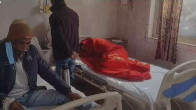 Sultanpur News: ट्रेलर की टक्कर से टूरिस्ट बस पलटी, महिला श्रद्धालु की मौत; कई यात्री गंभीर घायल