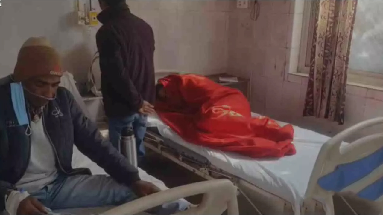 Sultanpur News: ट्रेलर की टक्कर से टूरिस्ट बस पलटी, महिला श्रद्धालु की मौत; कई यात्री गंभीर घायल
