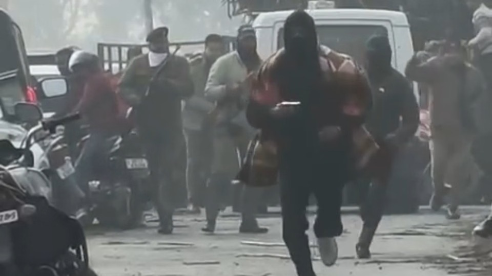 पकड़ो-पकड़ो चिल्लाती रही पुलिस, राहगीरों ने कहा- गोली ही नहीं चलाई; गैंगस्टर पर हमला