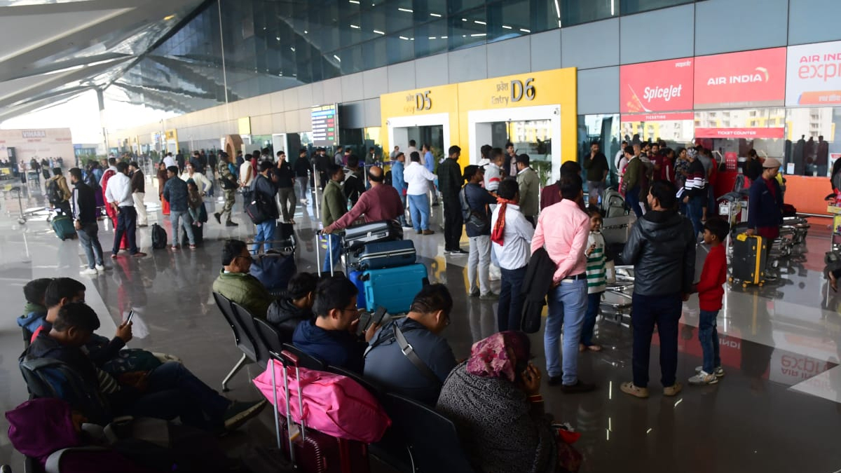 इंडिगो यात्रियों की परेशानी बरकरार, पटना एयरपोर्ट से आज भी आठ फ्लाइट्स रद्द, यात्री हुए परेशान