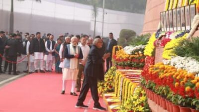 पीएम मोदी और राहुल गांधी समेत कई नेताओं ने शहीदों को दी श्रद्धांजलि, बलिदान को किया नमन