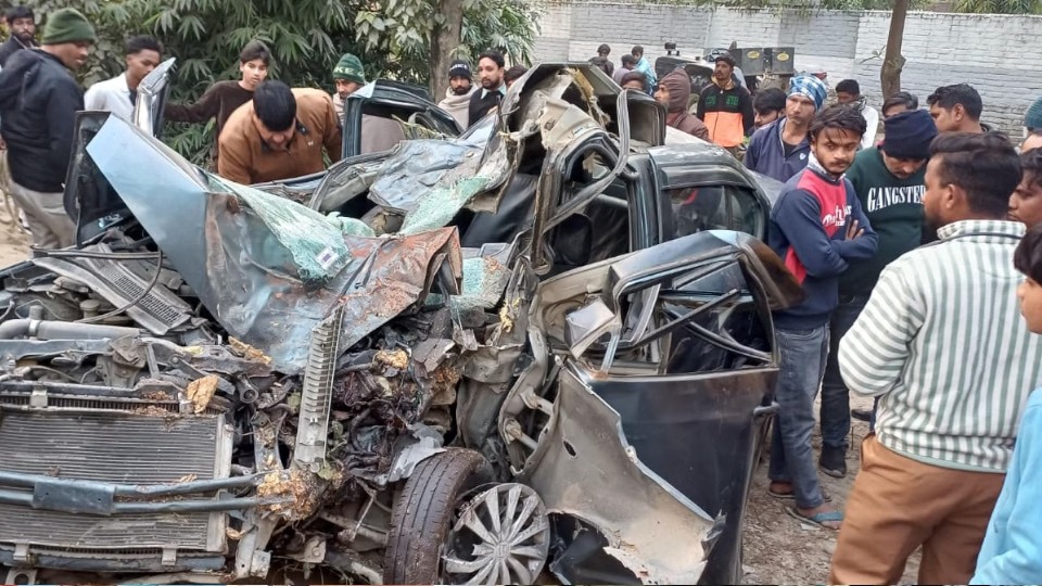 पेड़ से टकराकर बीच सड़क आ गिरी कार, भीषण टक्कर में चार की मौत; सहारनपुर हादसे से मचा हड़कंप
