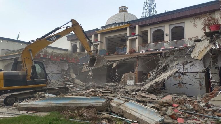 बरेली में बड़ी कार्रवाई: मौलाना तौकीर के करीबी वाजिद बेग के बरातघर पर चला बुलडोजर, भारी पुलिस बल तैनात