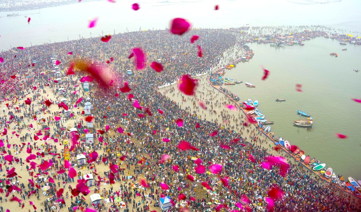 दतिया एमपी : पहूज नदी में श्रद्धालुओं ने लगाई आस्था की डुबकी।
