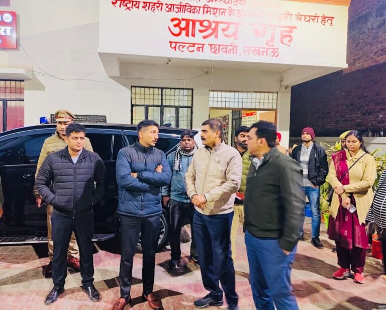 लखनऊ : शीत लहर से राहत हेतु जिलाधिकारी का नगर क्षेत्र में स्थलीय निरीक्षण, जरूरतमंदों को कंबल वितरण व रैन बसेरों की व्यवस्थाओं का जायजा