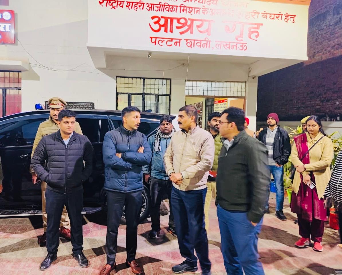 लखनऊ : शीत लहर से राहत हेतु जिलाधिकारी का नगर क्षेत्र में स्थलीय निरीक्षण, जरूरतमंदों को कंबल वितरण व रैन बसेरों की व्यवस्थाओं का जायजा