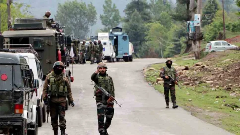 जम्मू-कश्मीर में 200 फीट गहरी खाई में गिरा सेना का वाहन, 10 जवानों की गई जान और 7 घायल