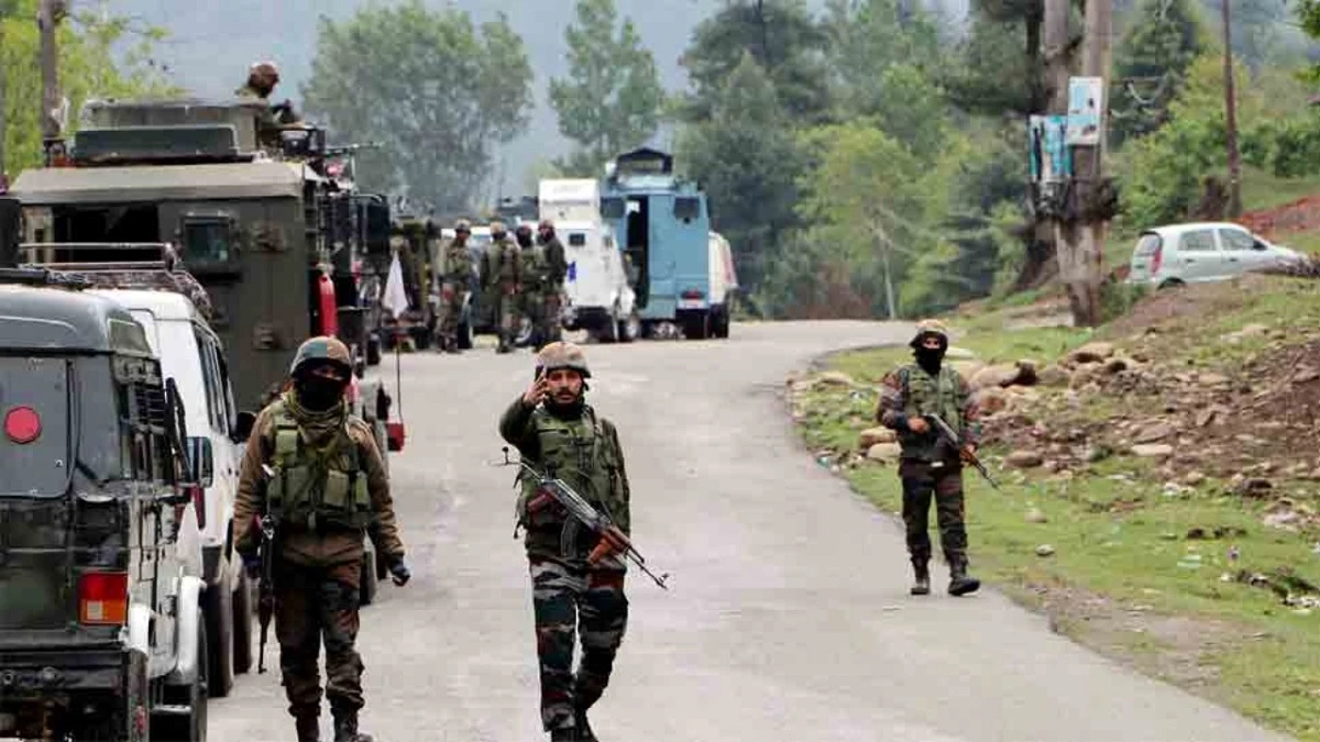 जम्मू-कश्मीर में 200 फीट गहरी खाई में गिरा सेना का वाहन, 10 जवानों की गई जान और 7 घायल