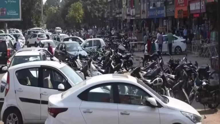 *पार्किंग स्थल पर खड़े हुए वाहन,जाम से मिली निजात*