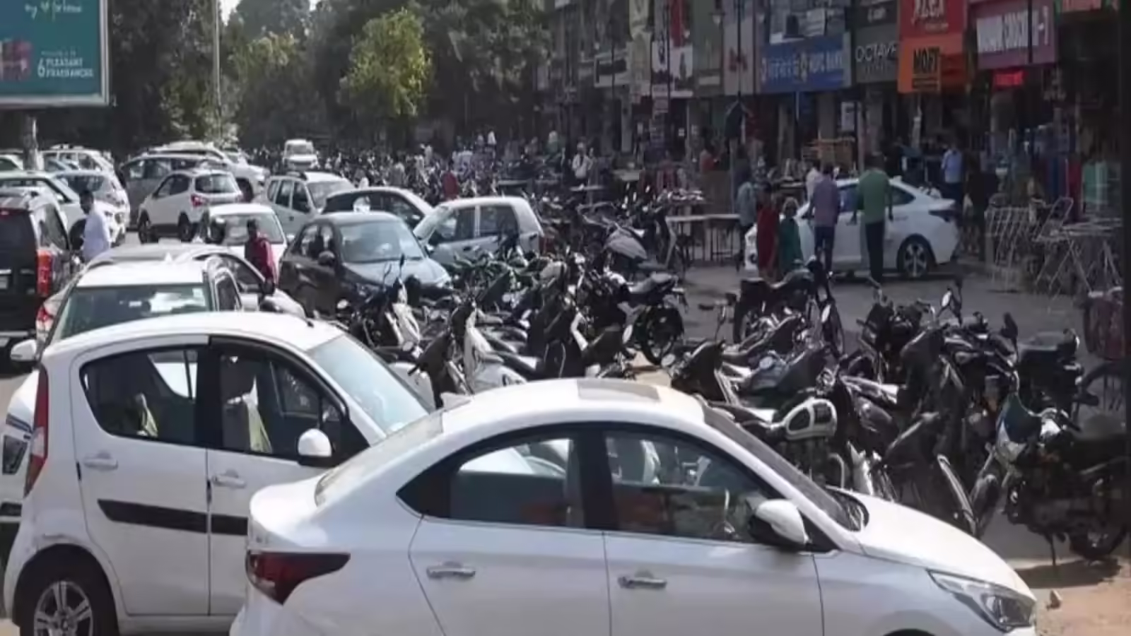 *पार्किंग स्थल पर खड़े हुए वाहन,जाम से मिली निजात*