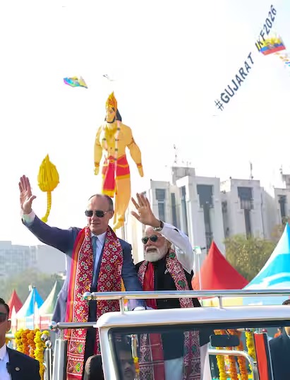 पीएम मोदी ने पकड़ी चरखी, ढील देने लगे जर्मन चांसलर, दोस्त जैसे दोनों ने उड़ाई हनुमान जी वाली पतंग