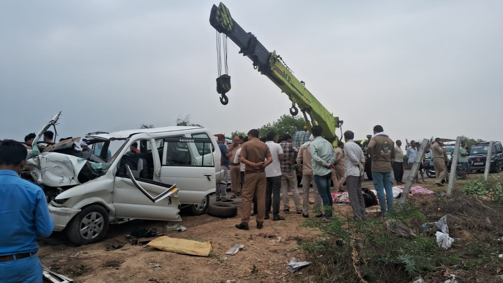 अनियन्त्रित टवेरा ने डम्फर पर पीछे से मारी भीषण टक्कर से 6 तीर्थयात्रियों की मौके पर मौत 4 घायल *घायलों की हालत अत्यन्त गम्भीर