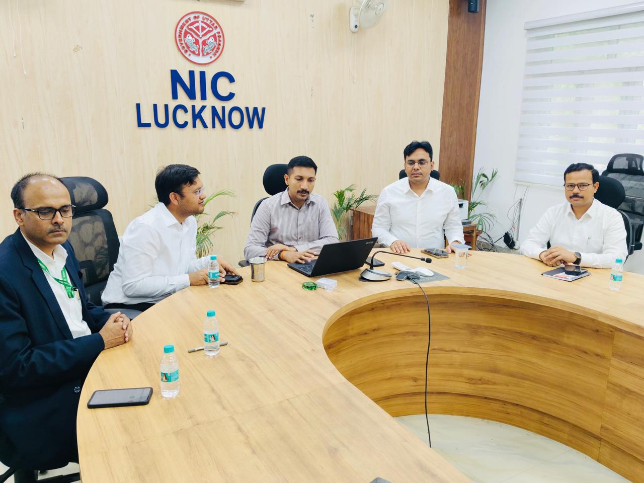 एनआईसी सभागार, लखनऊ में जनगणना–2027 के अंतर्गत स्व-गणना करते जिलाधिकारी लखनऊ।