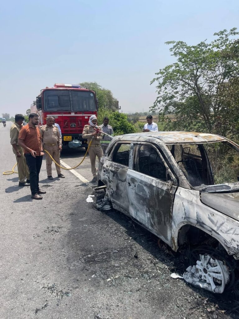 उरई-ऐट टोल के पास चलती Brezza कार बनी आग का गोला, 3 साल की बच्ची समेत 5 लोगों ने कूदकर बचाई जान