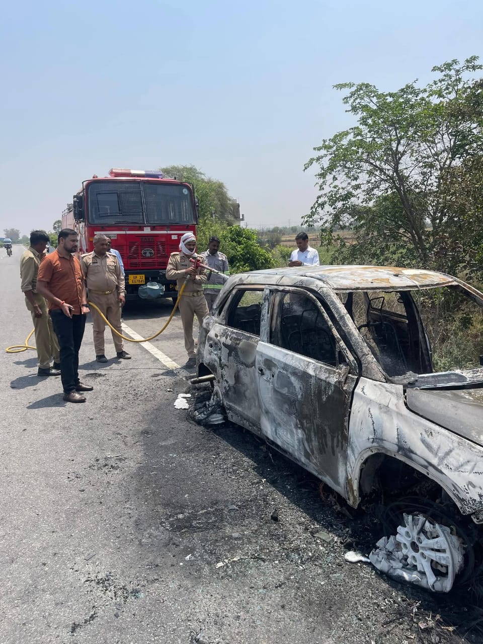 उरई-ऐट टोल के पास चलती Brezza कार बनी आग का गोला, 3 साल की बच्ची समेत 5 लोगों ने कूदकर बचाई जान