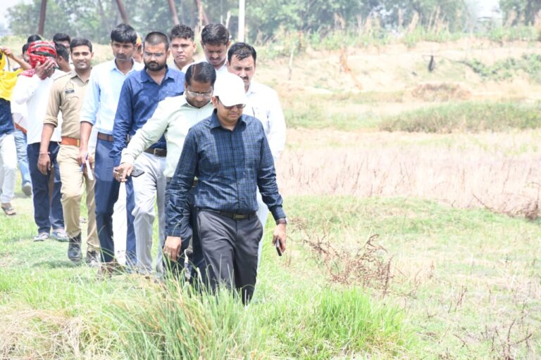 सिद्धार्थनगर में डीएम का निरीक्षण, ग्रामीणों को आवागमन सुविधा देने के निर्देश