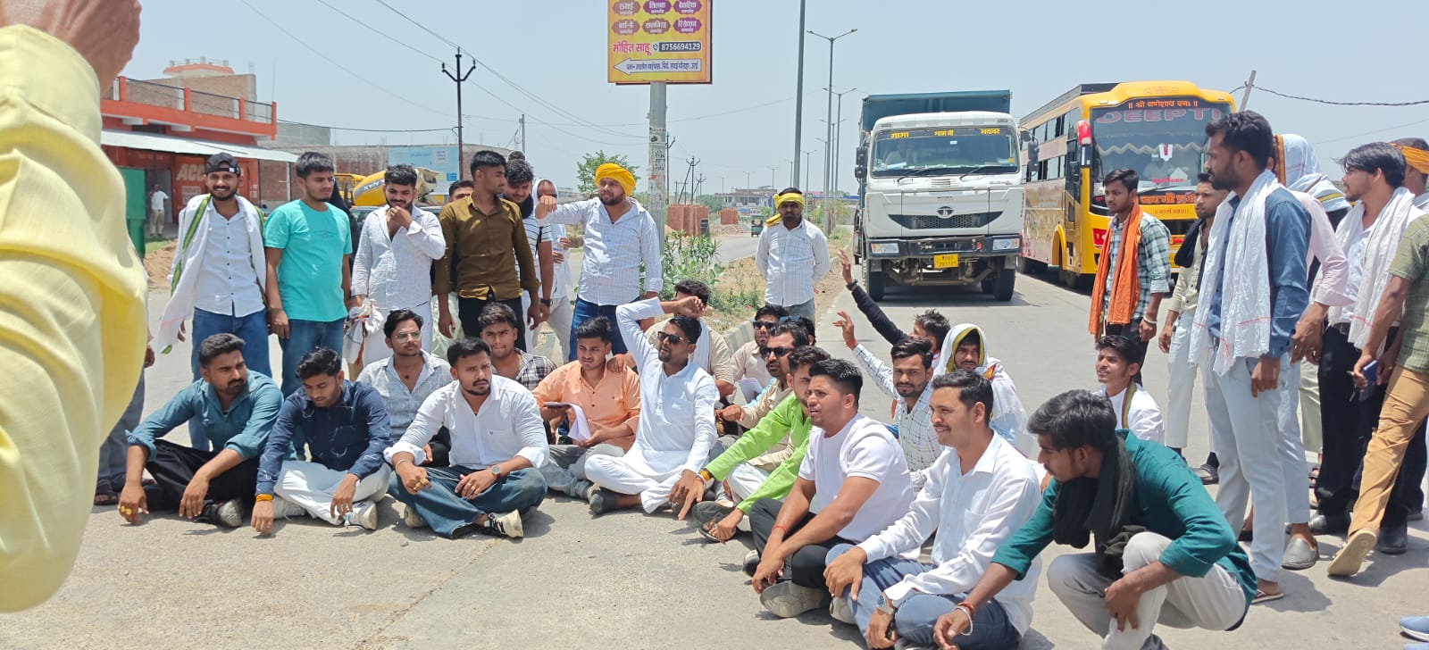 उरई के मवई रोड पर पाल समाज का प्रदर्शन, प्रतीक्षालय और ठंडे पानी की व्यवस्था की मांग