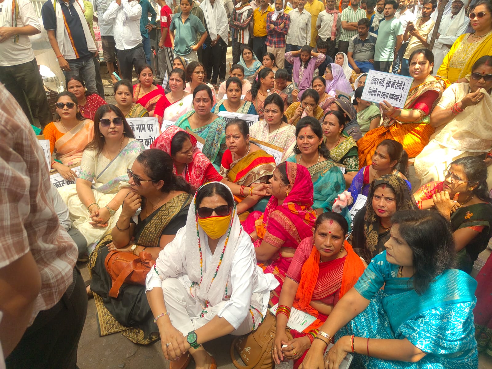 उरई में डॉक्टरों के खिलाफ फूटा गुस्सा, महिलाओं और व्यापारियों ने घंटाघर चौराहे पर किया प्रदर्शन