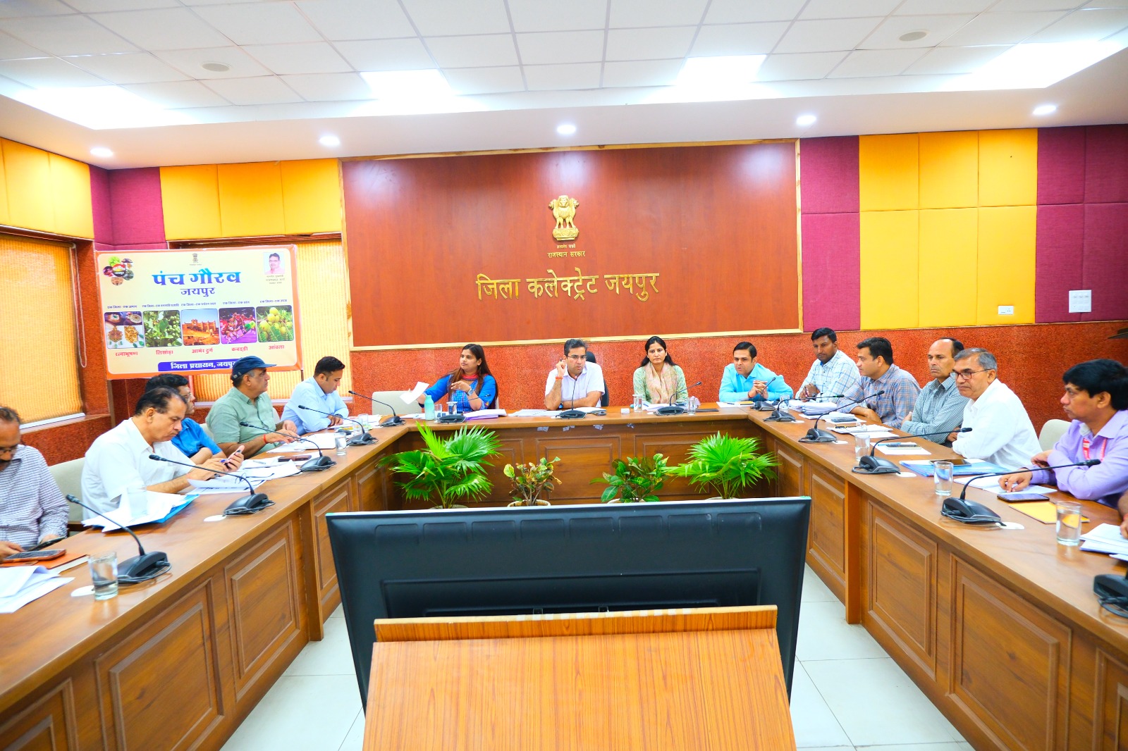 जयपुर में फ्लैगशिप योजनाओं की समीक्षा बैठक, पात्रों तक योजनाओं का लाभ पहुंचाने पर जोर