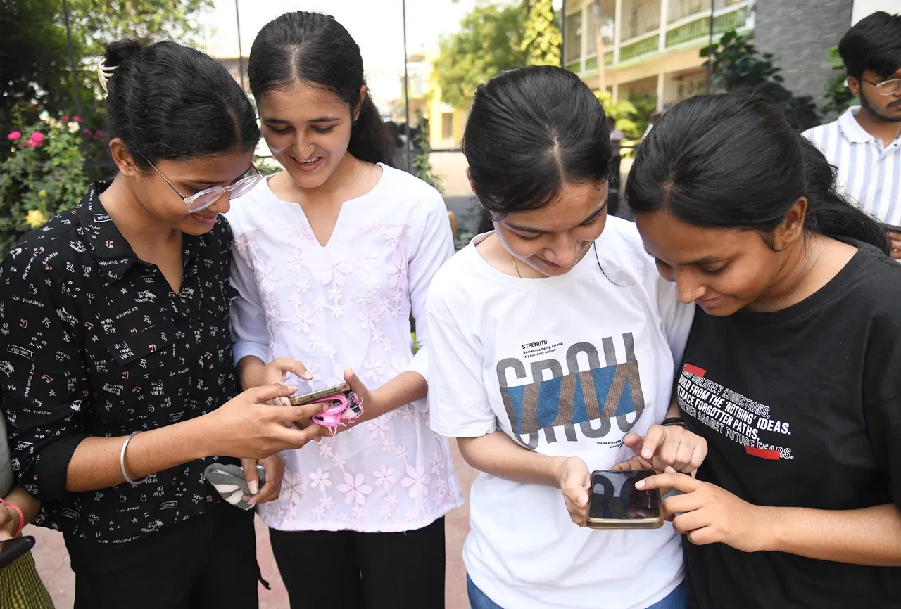 CBSE 12th Result 2026: सीबीएसई 12वीं के नतीजे ऐसे करें चेक, DigiLocker और UMANG ऐप पर भी मिलेगा रिजल्ट