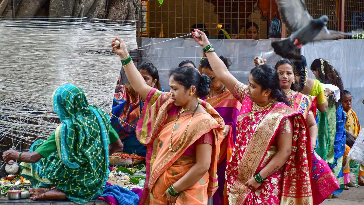 Vat Savitri Vrat 2026: वट सावित्री पूजा में करें इन मंत्रों का जाप, जानें व्रत के दौरान क्या खाना माना जाता है शुभ