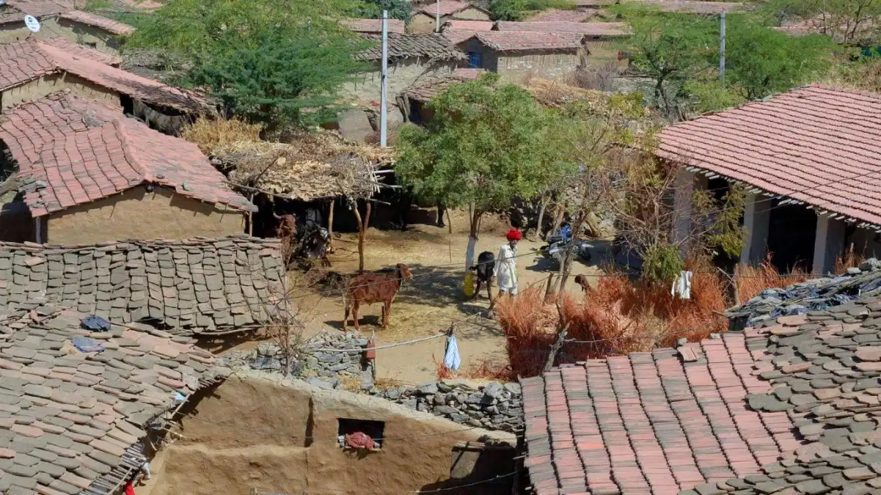 राजस्थान का अनोखा गांव: करोड़ों की संपत्ति, लेकिन मिट्टी के घरों से जुड़ी पहचान