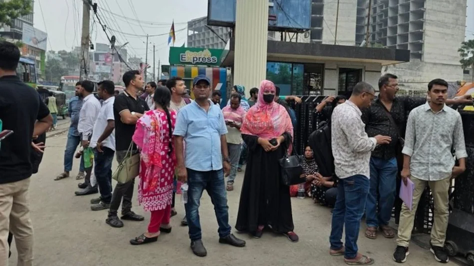 बांग्लादेशी नागरिकों के रुख में बदलाव पर चर्चा, वीजा प्रक्रियाओं को लेकर बढ़ी भीड़