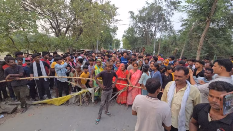 जौनपुर में मासूम की हत्या से उबाल, शव सड़क पर रख लोगों ने किया चक्का जाम