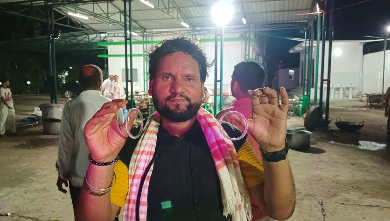 राबड़ी देवी ने सिंगर छोटू छलिया को हाथ से उतारकर पहनाया हीरे का कंगन, भावुक हुए कलाकार