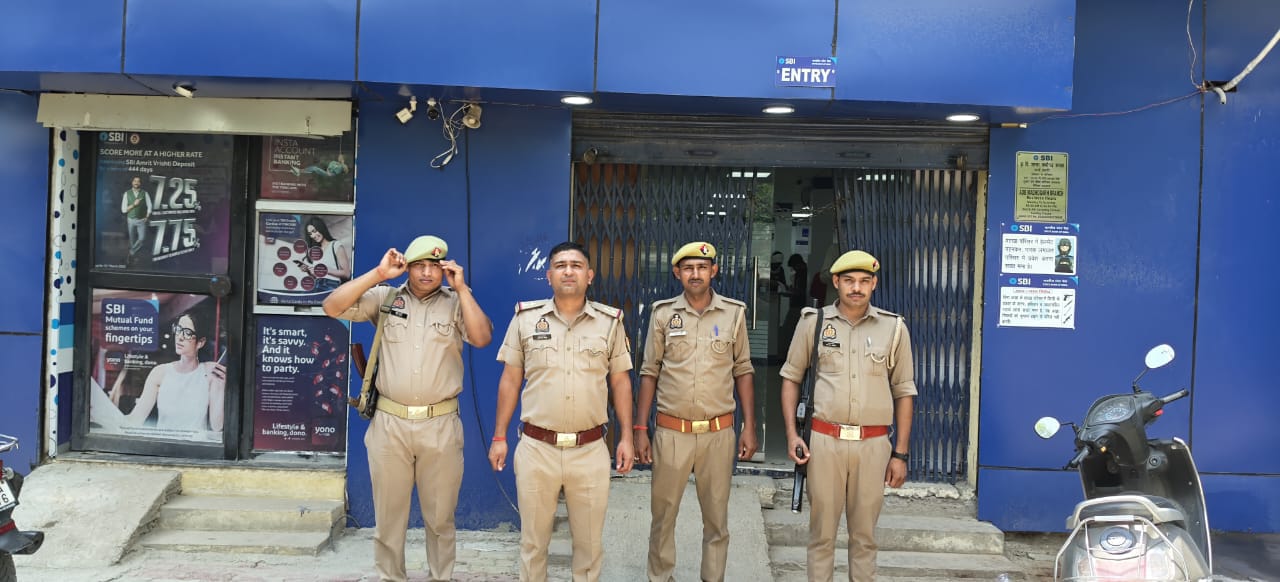माधौगढ़ कोतवाल ने बैंकों का किया निरीक्षण, सुरक्षा व्यवस्था पर दिया जोर