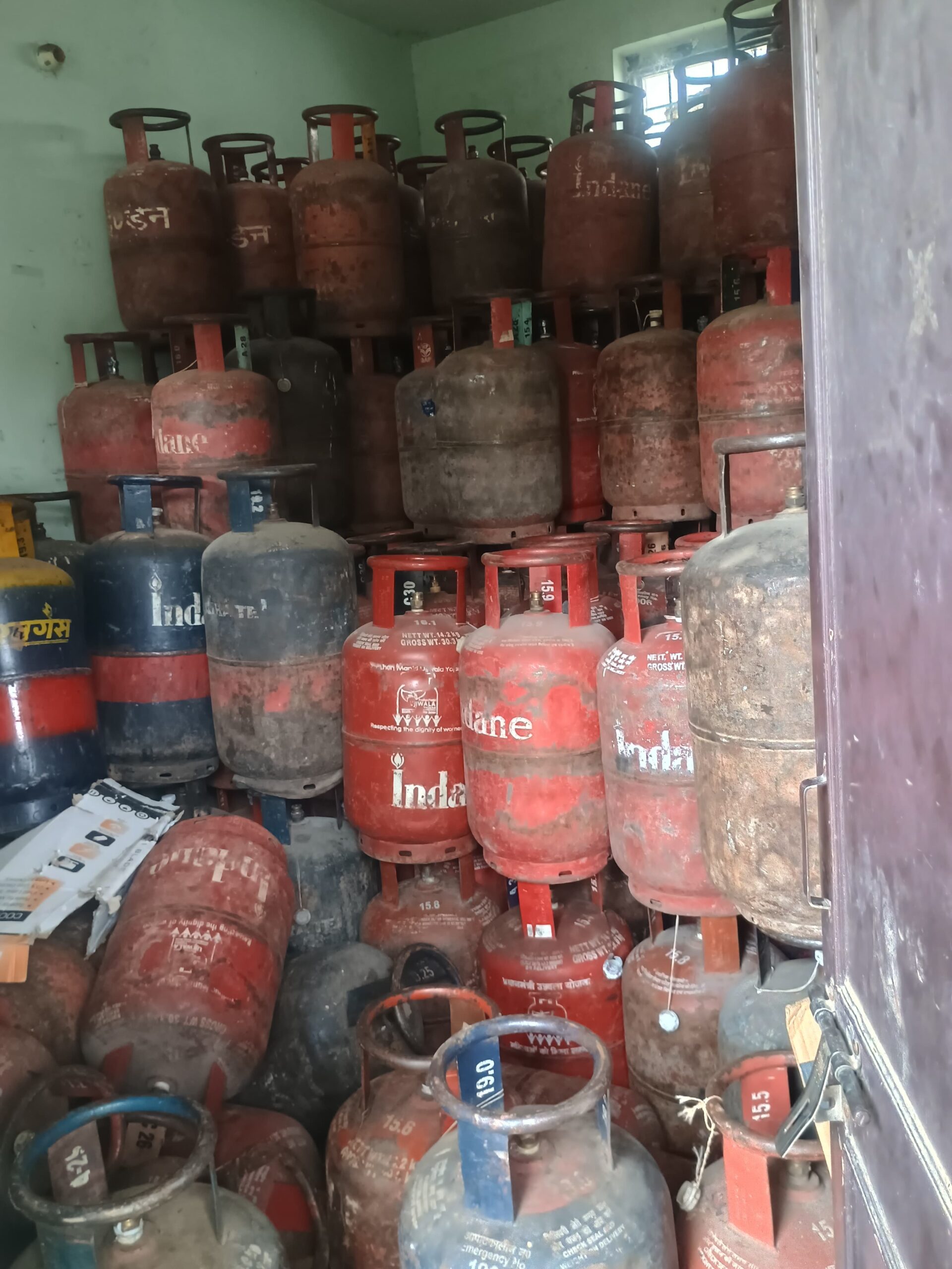 जयपुर में गैस माफियाओं पर बड़ा एक्शन, 302 सिलेंडर और 2 वाहन जब्त