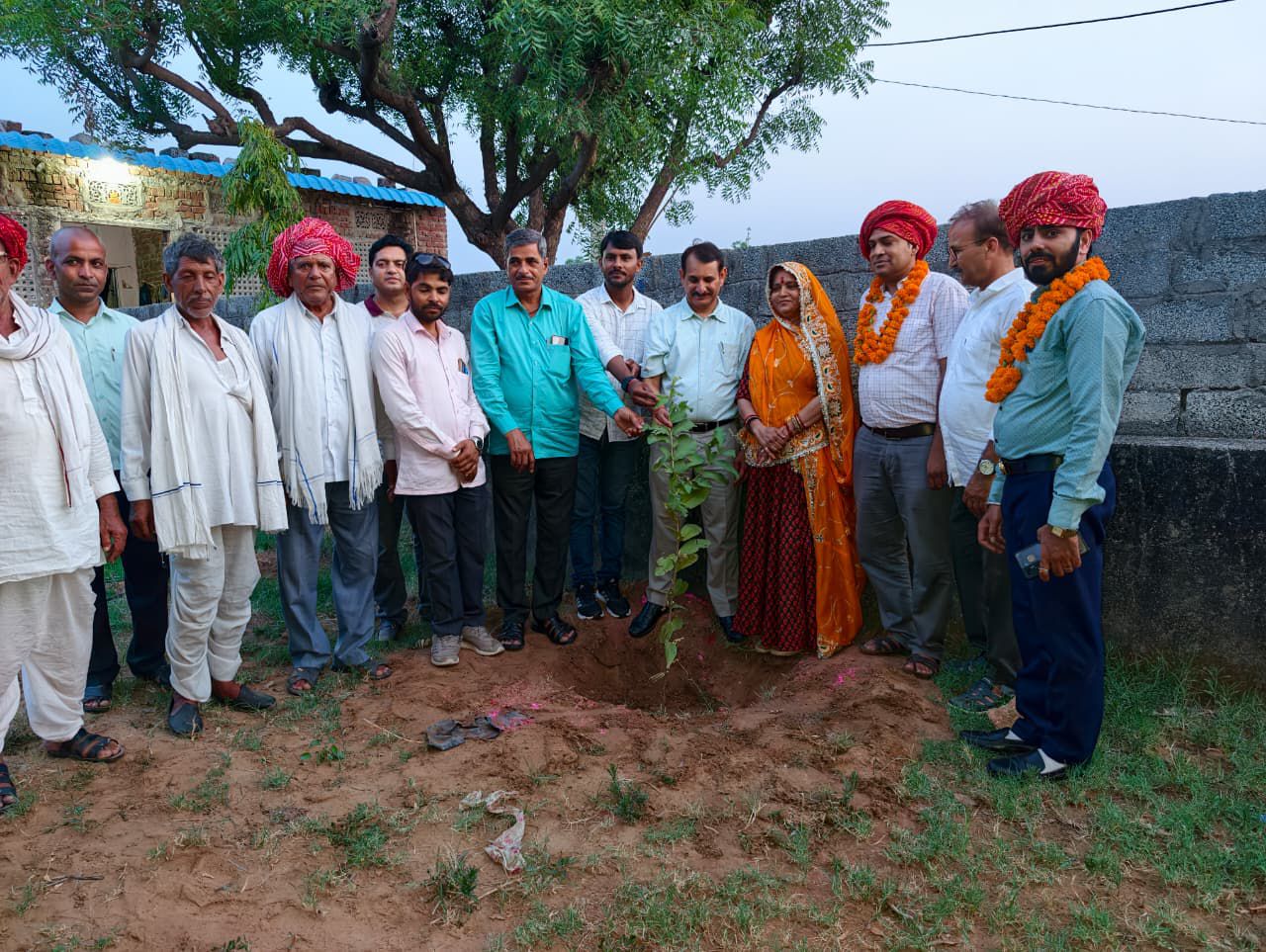 पर्यावरण दिवस पर कानड़ियावाला में उमड़ा जनसैलाब, सैकड़ों लोगों ने लिया दो-दो पौधे लगाने का संकल्प