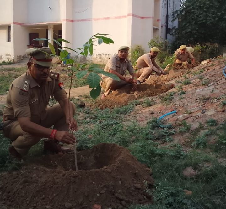 जालौन: कुठौंद थाना प्रभारी निरीक्षक ने थाना परिसर में किया वृक्षारोपण, थाना प्रभारी ने लिया पौधों की रखवाली का संकल्प, कहा— "जब तक रहेंगे, स्वयं करेंगे पौधों की देखभाल"