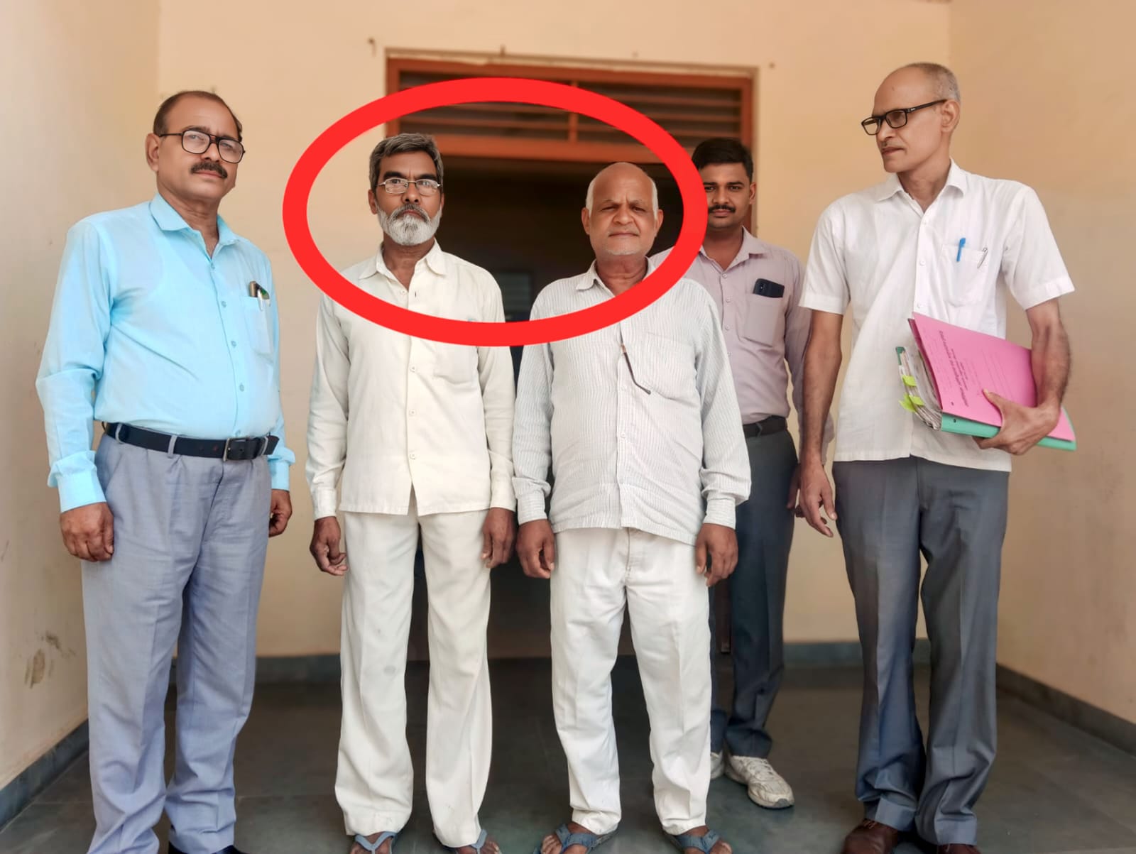ईओडब्ल्यू का बड़ा एक्शन: 21 साल पुराने खाद्यान्न गबन मामले में जौनपुर के दो फरार कोटेदार गिरफ्तार, करोड़ों की सरकारी योजना में फर्जीवाड़े का खुलासा