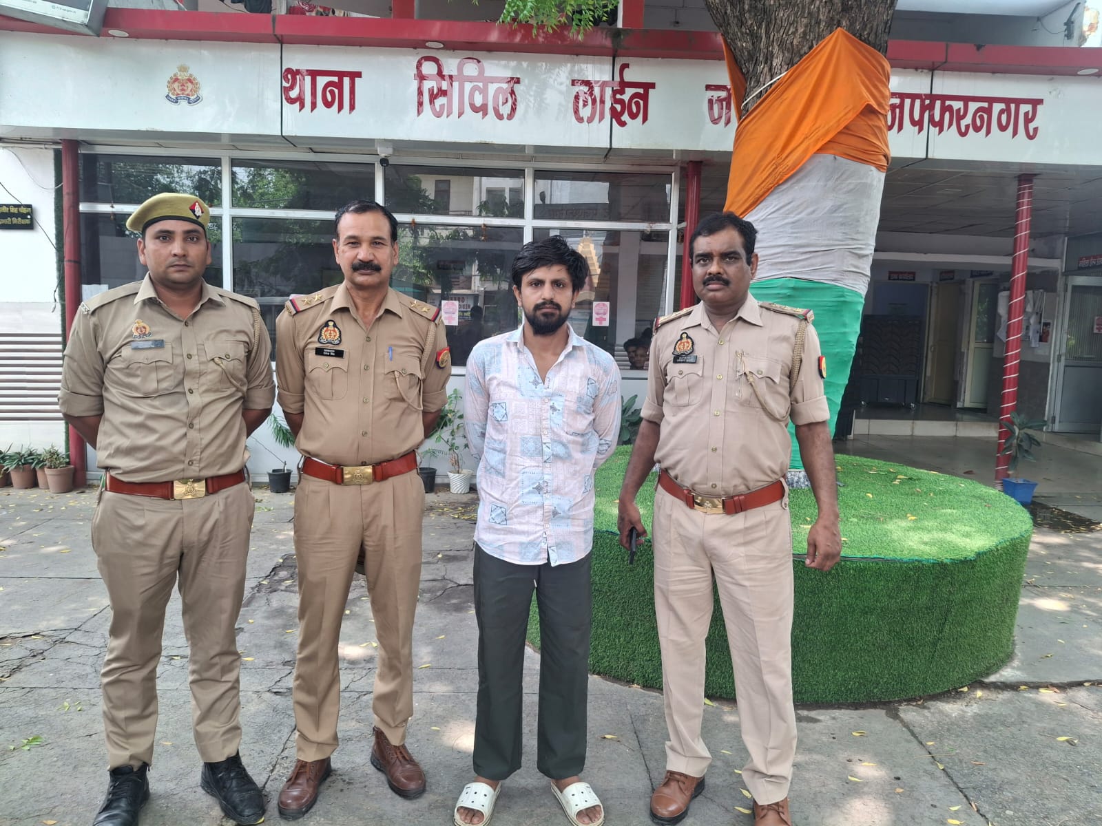 ई0ओ0डब्लू0, उ0प्र0 लखनऊ द्वारा वांछित अभियुक्तों की गिरफ्तारी हेतु 9935552281 जा रहे विशेष अभियान के अन्तर्गत फरार/वाँछित चल रहे अभियुक्त जुनैद सैफी की जनपद मुजफ्फरनगर से की गयी गिरफ्तारी