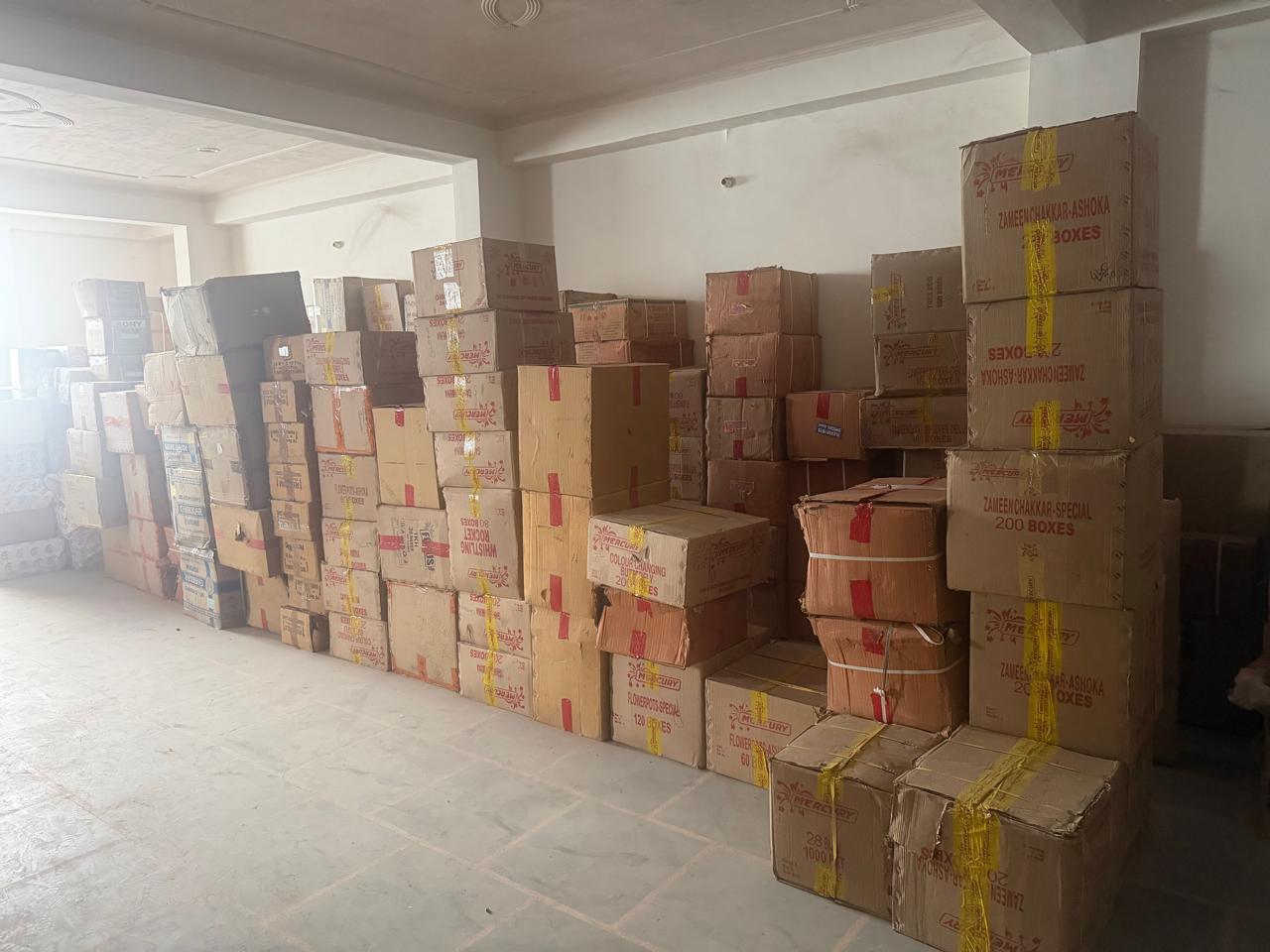 जयपुर में अवैध पटाखा गोदाम पर बड़ी कार्रवाई, 573 कार्टन विस्फोटक जब्त, संचालक फरार