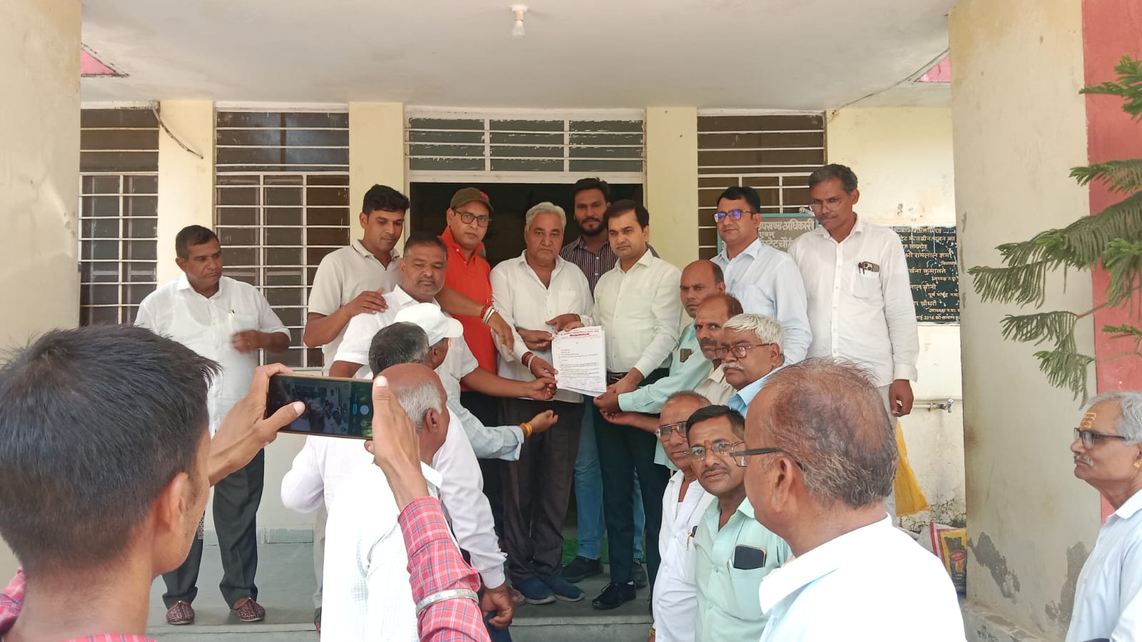 करण कुमावत हमले पर फूटा समाज का गुस्सा! चौमूं में मुख्यमंत्री के नाम सौंपा ज्ञापन