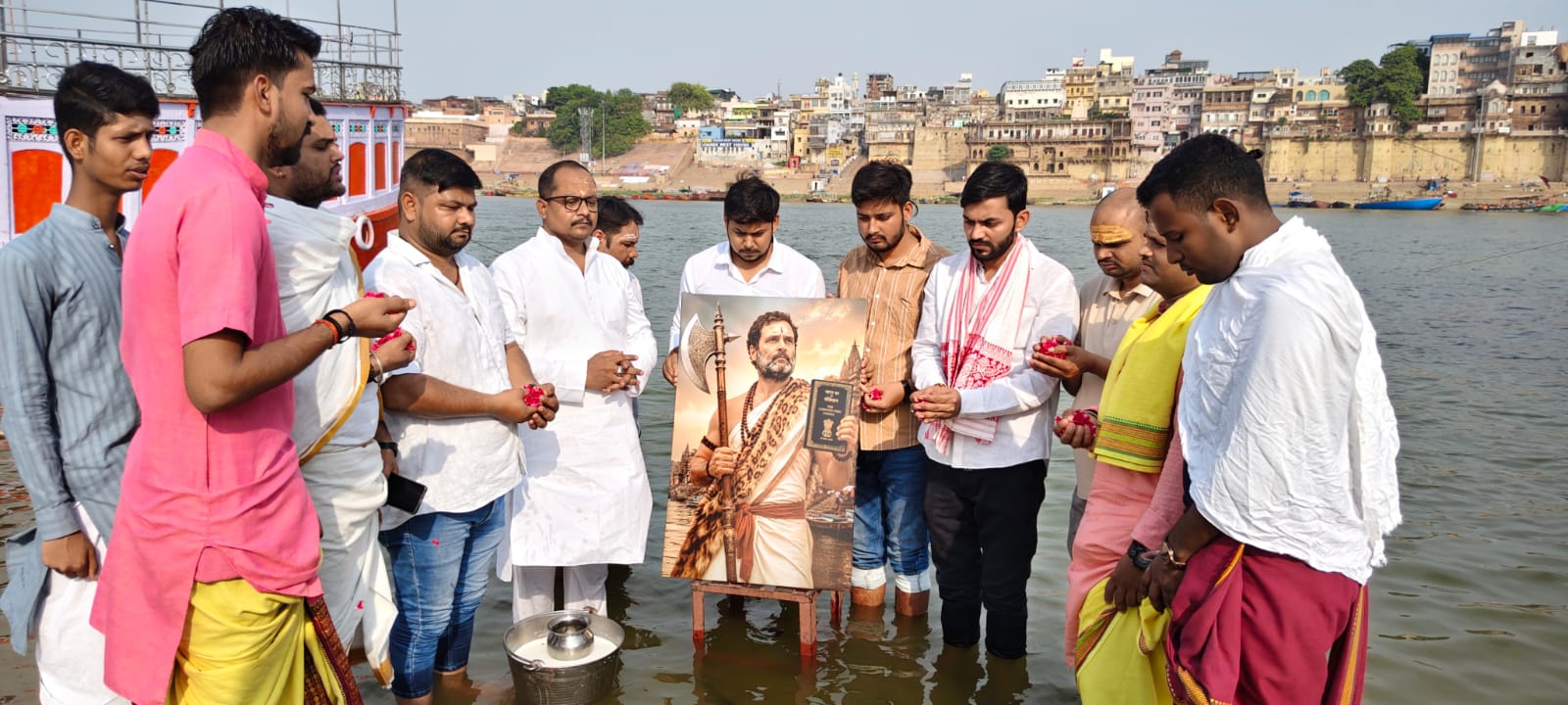 जन्मदिन पर राहुल गांधी का ‘परशुराम अवतार’! कांग्रेस कार्यकर्ताओं ने गंगा में किया दुग्धाभिषेक