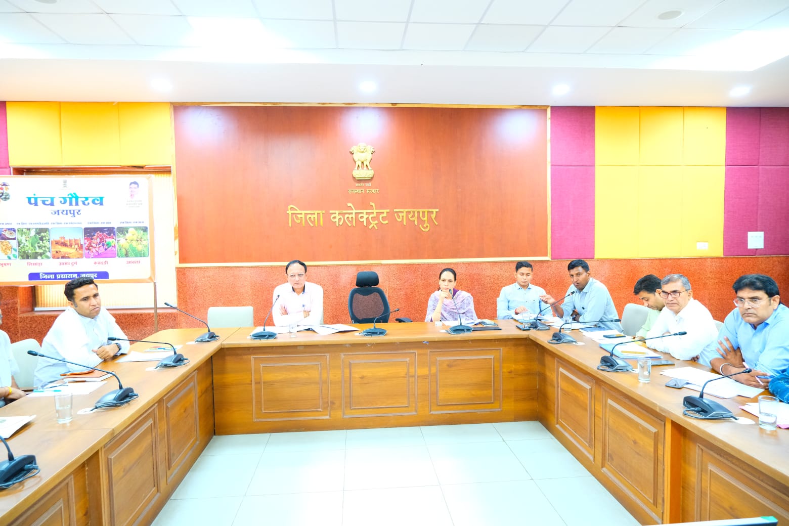 जयपुर में लंबित बजट घोषणाओं की समीक्षा बैठक, एडीएम राजीव द्विवेदी ने विभागीय अधिकारियों को समयबद्ध क्रियान्वयन सुनिश्चित करने और भूमि आवंटन सहित सभी अड़चनों को दूर कर कार्यों में तेजी लाने के दिए सख्त निर्देश, लापरवाही पर जताई नाराजगी