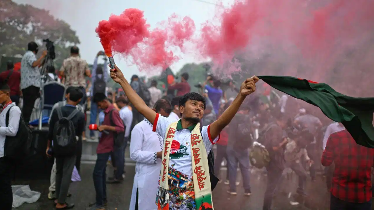 बांग्लादेश में बड़े विद्रोह की आशंका! शेख हसीना की पार्टी की रणनीति से ढाका में हाई अलर्ट, खुफिया रिपोर्ट ने बढ़ाई चिंता