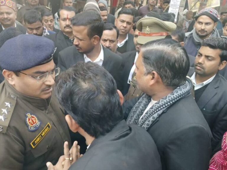 *वकीलों के विरोध के आगे झुकी पुलिस,पुलिस लाइन में बैठी कोर्ट* *अधिवक्ता पर हमले के आरोपी होटल संचालक समेत चार को कोर्ट के बजाय पुलिस लाइन परिसर में किया गया पेश*