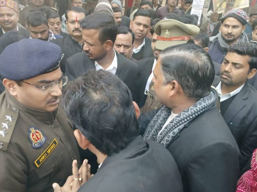 *वकीलों के विरोध के आगे झुकी पुलिस,पुलिस लाइन में बैठी कोर्ट* *अधिवक्ता पर हमले के आरोपी होटल संचालक समेत चार को कोर्ट के बजाय पुलिस लाइन परिसर में किया गया पेश*
